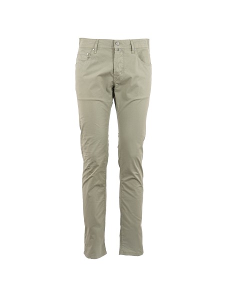 Shop JACOB COHEN  Jeans: Jacob Cohen jeans cinque tasche.
Modello a cinque tasche con logo ricamato sul taschino.
Passanti al punto vita.
Chiusura con bottoni.
Patta interna ricamata con nome del pantalone e citazione del fondatore.
Salpa in cavallino blu con logo in ecopelle ricamato in posizione asimmetrica.
Include bandana con stampa Elegance e rocchetto di filo.
Profumati con l’esclusiva fragranza Jacob Cohën.
Composizione: 97% Cotone, 3% Elastan.
Made in Italy.. QE006 054 S2544-Q09